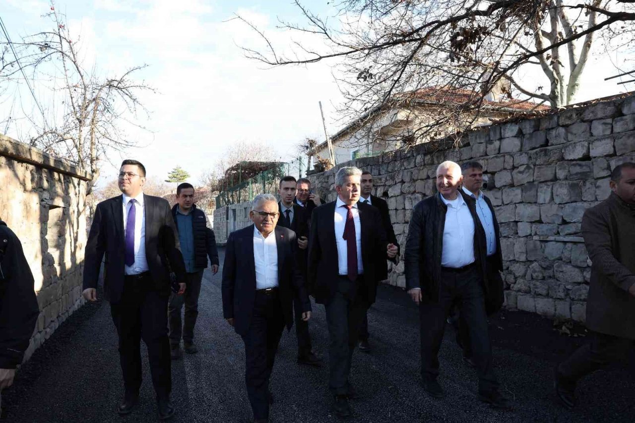 Başkan Büyükkılıç, Bünyan’da Büyükşehir’in çalışmalarını denetledi, esnafla buluştu