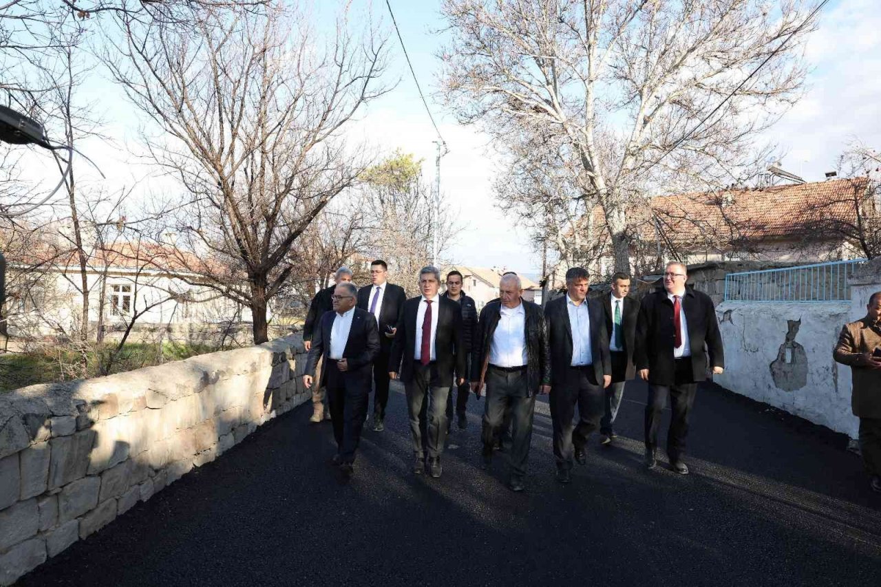 Başkan Büyükkılıç, Bünyan’da Büyükşehir’in çalışmalarını denetledi, esnafla buluştu