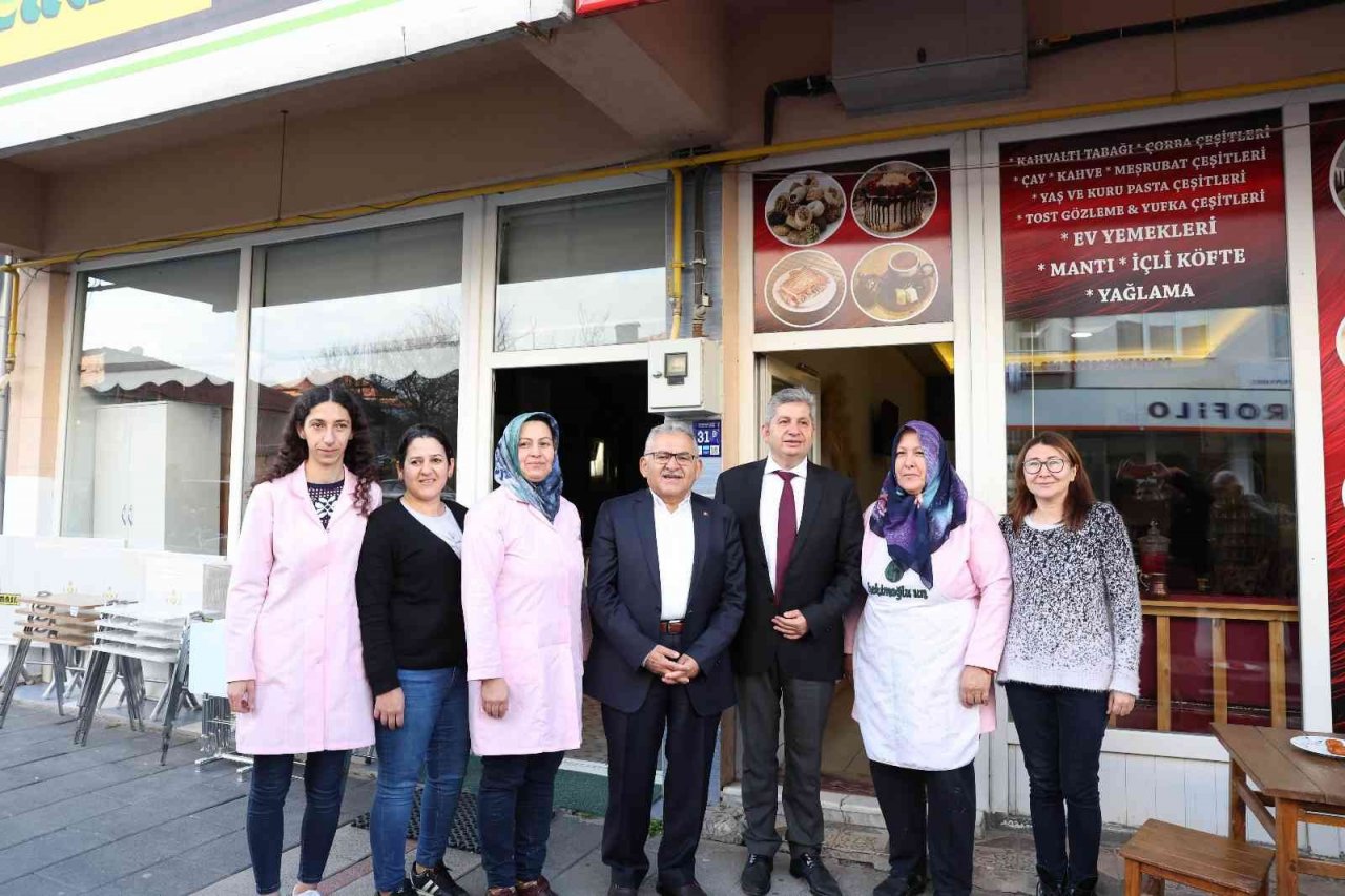 Başkan Büyükkılıç, Bünyan’da Büyükşehir’in çalışmalarını denetledi, esnafla buluştu