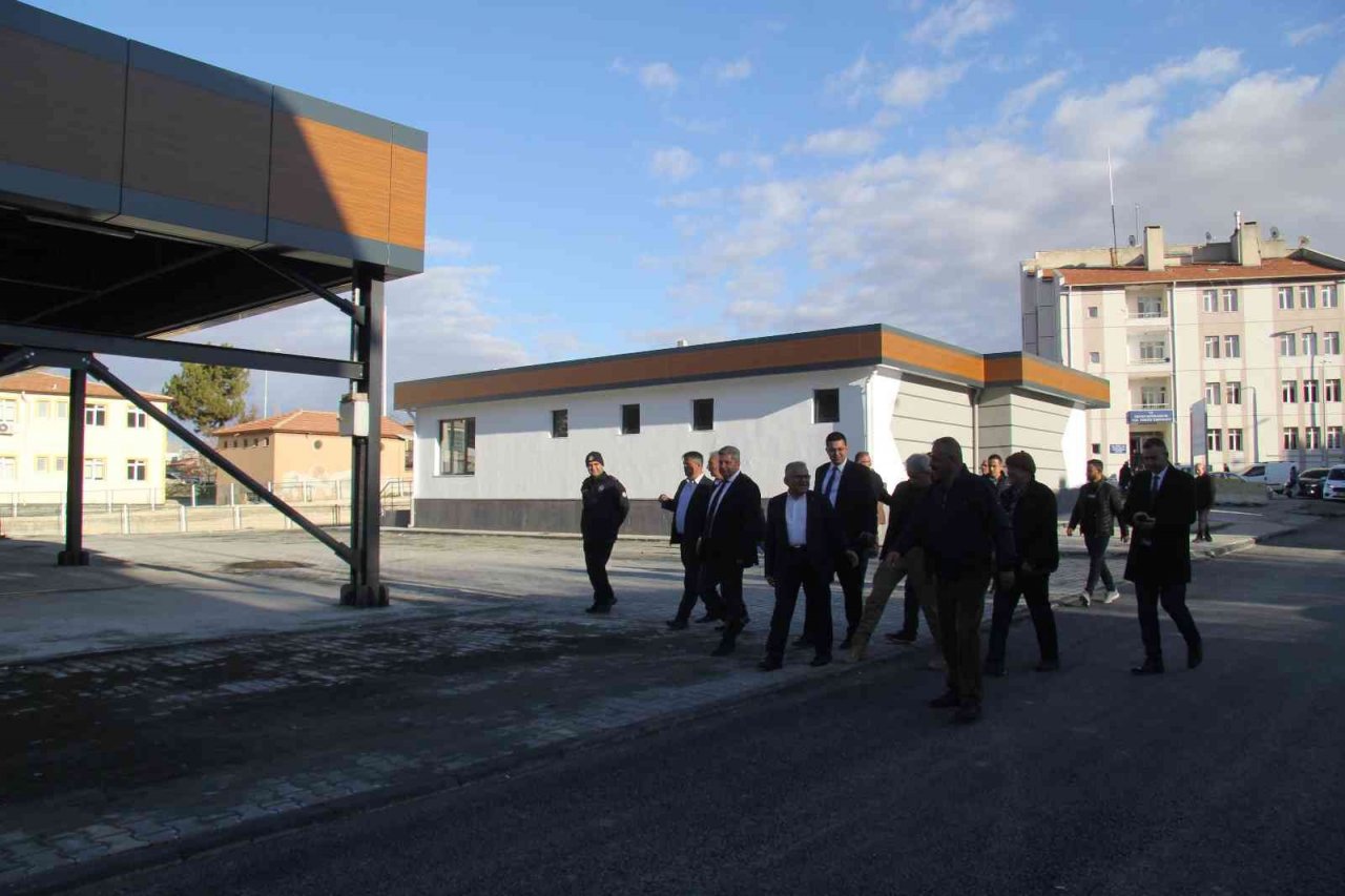 Başkan Büyükkılıç, Bünyan’da Büyükşehir’in çalışmalarını denetledi, esnafla buluştu