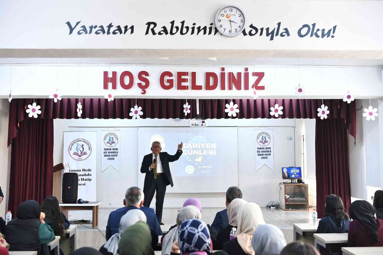 Başkan Büyükkılıç, Kariyer Günleri’nde öğrencilerle tecrübelerini paylaştı