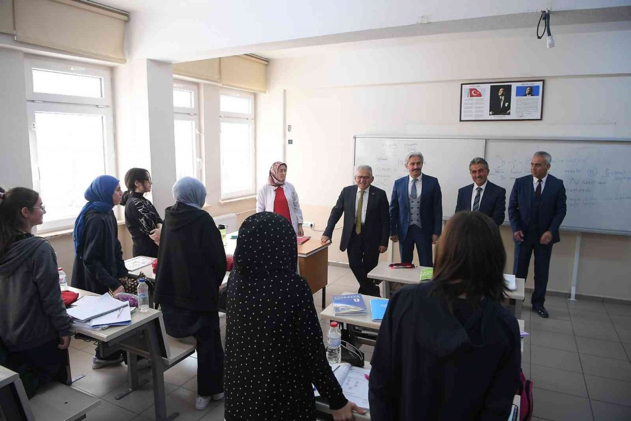 Başkan Büyükkılıç, Kariyer Günleri’nde öğrencilerle tecrübelerini paylaştı