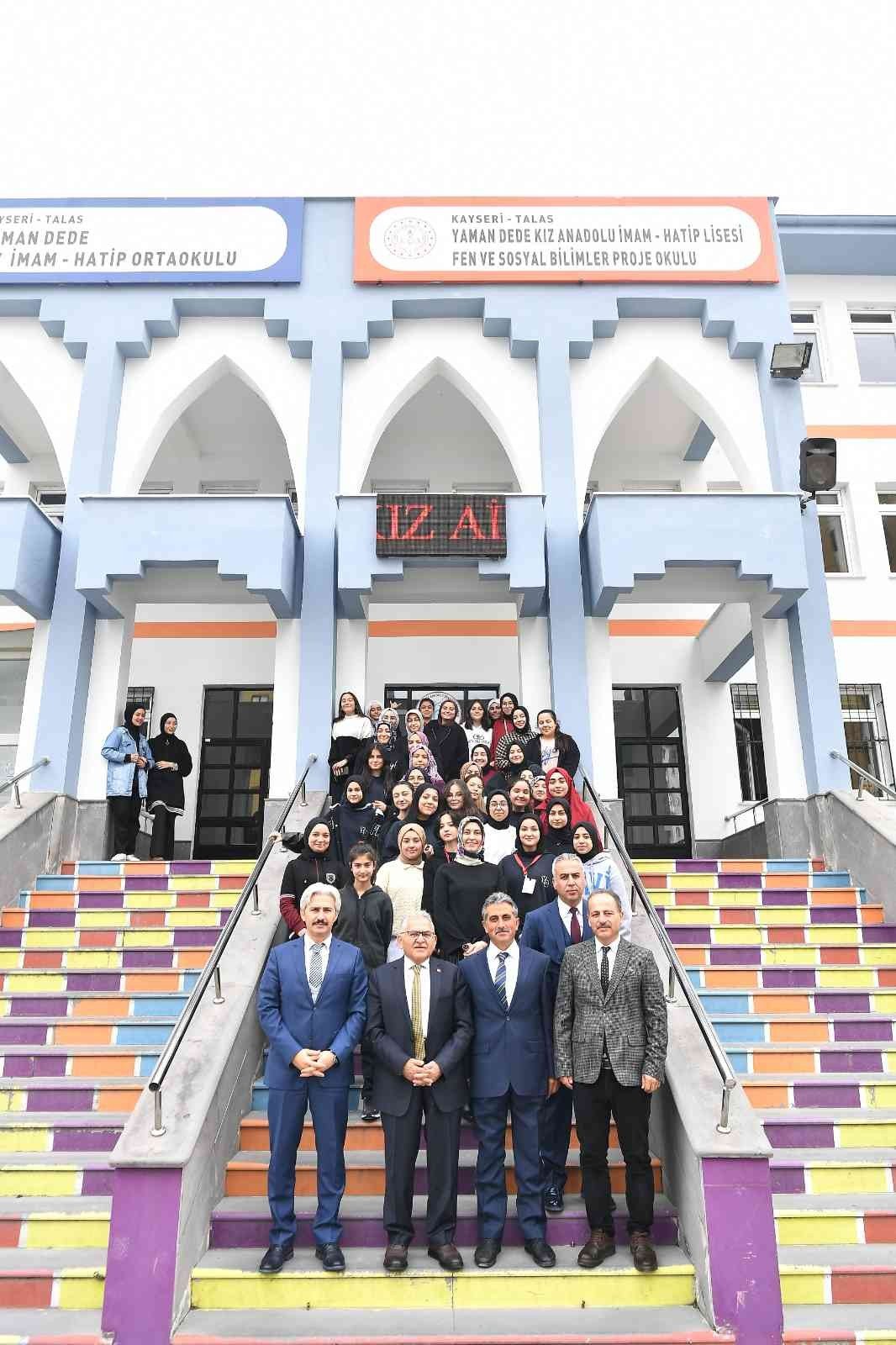 Başkan Büyükkılıç, Kariyer Günleri’nde öğrencilerle tecrübelerini paylaştı