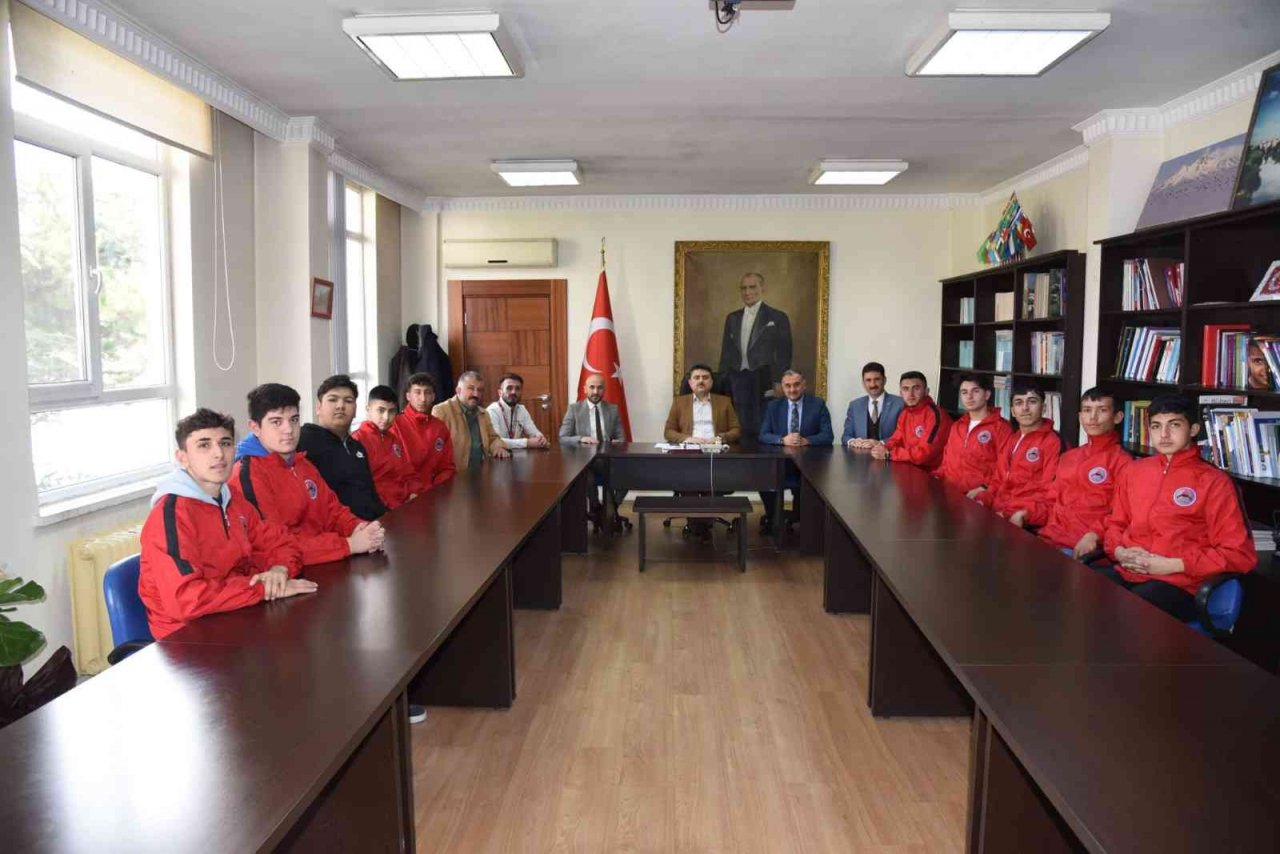 Kayseri’nin ilk ve tek ragbi takımı, ilçe protokolü ile bir araya geldi