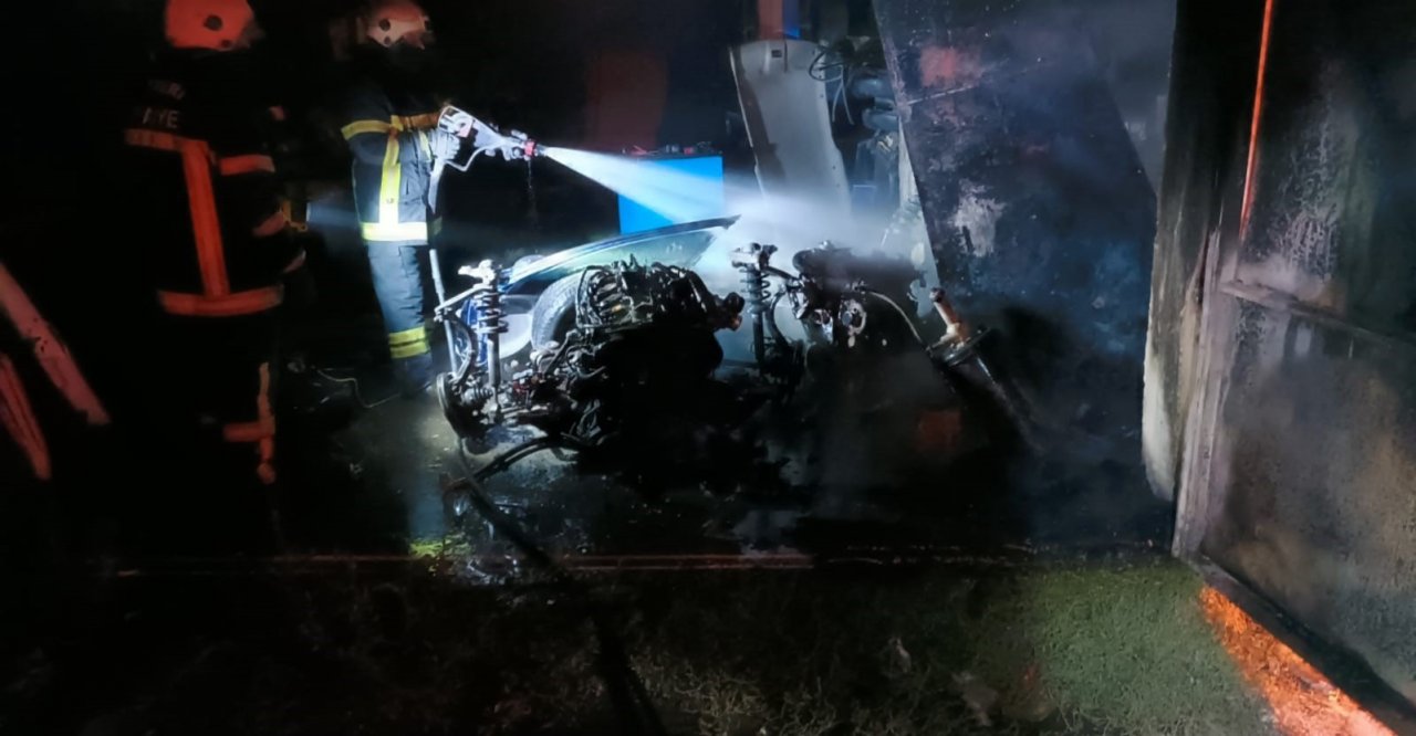 İş yerinde çıkan yangında araç parçaları küle döndü