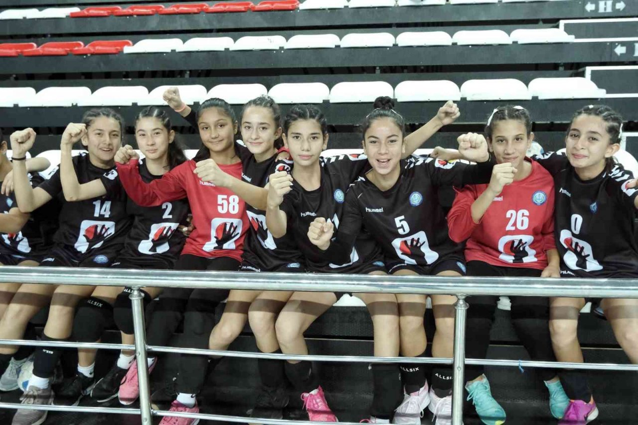 Kepez’de hentbol dolu dizgin