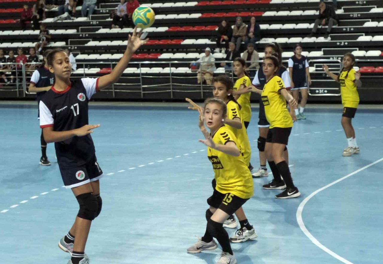 Kepez’de hentbol dolu dizgin