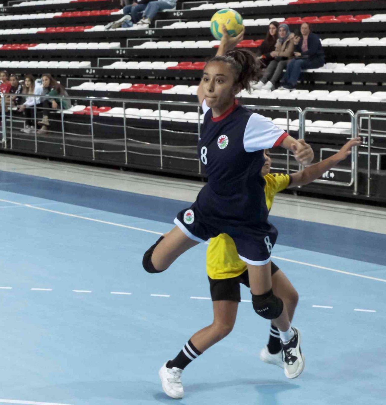 Kepez’de hentbol dolu dizgin