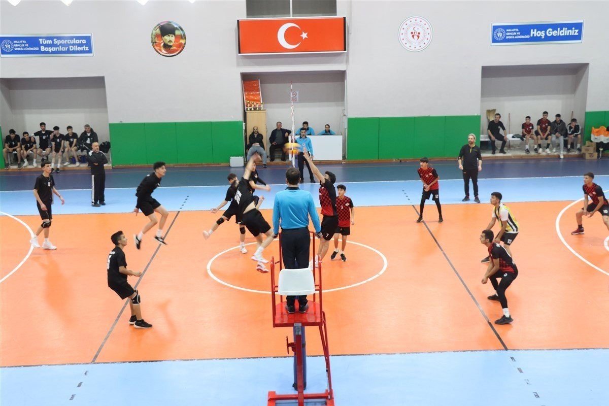 Malatya’da okullar arasında düzenlenen voleybol şampiyonası tamamlandı