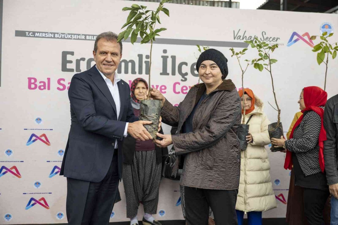 Seçer, bal sağım çadırı ve ceviz fidanı dağıtım törenine katıldı