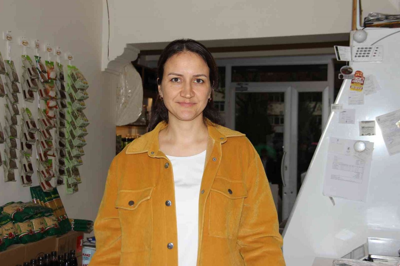 Çikolataları çalarken aynı zamanda tırnakçılık da yapmaya kalkıştı