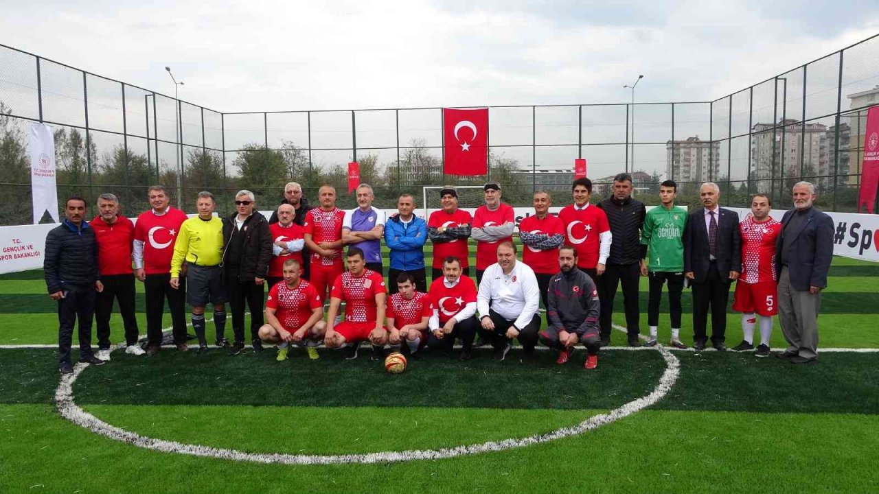 Görme engelli sporcular ile protokol arasında futbol maçı oynandı