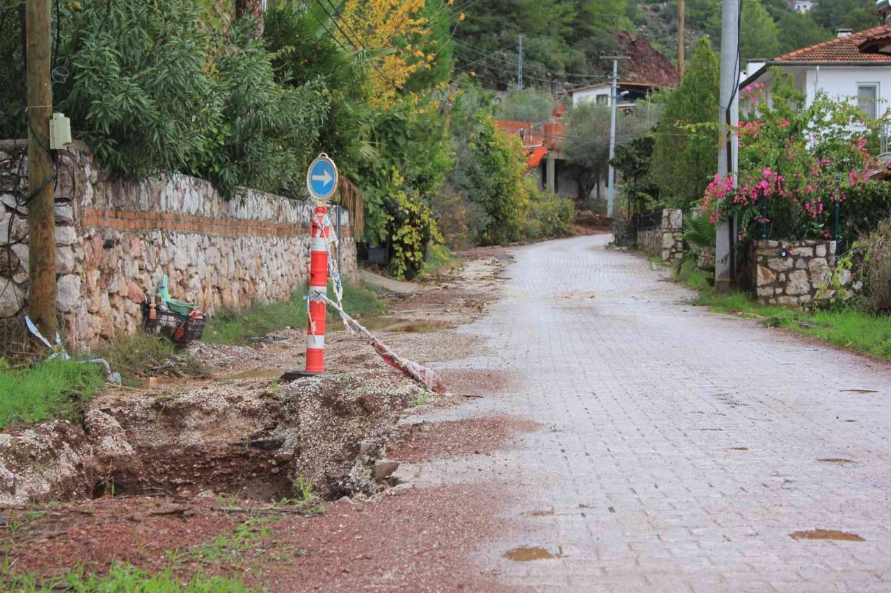 Dünyaca ünlü plajın bulunduğu mahallede yol sorunu için çözüm aranıyor