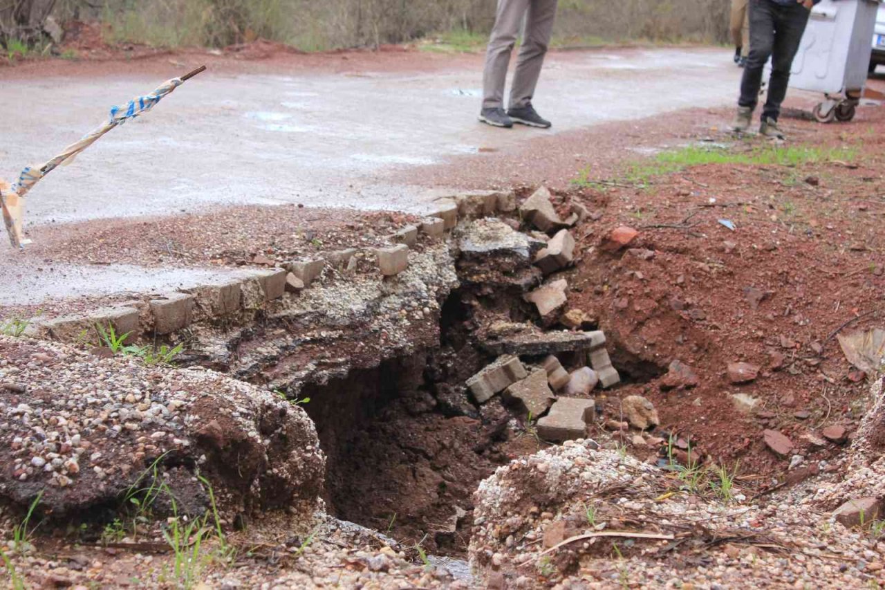 Dünyaca ünlü plajın bulunduğu mahallede yol sorunu için çözüm aranıyor