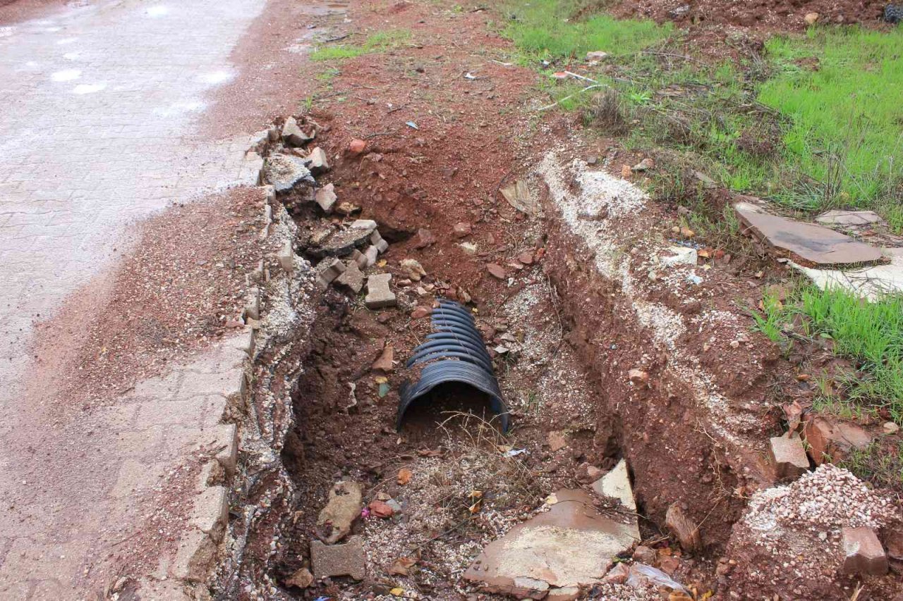Dünyaca ünlü plajın bulunduğu mahallede yol sorunu için çözüm aranıyor