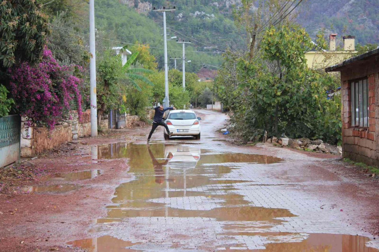 Dünyaca ünlü plajın bulunduğu mahallede yol sorunu için çözüm aranıyor