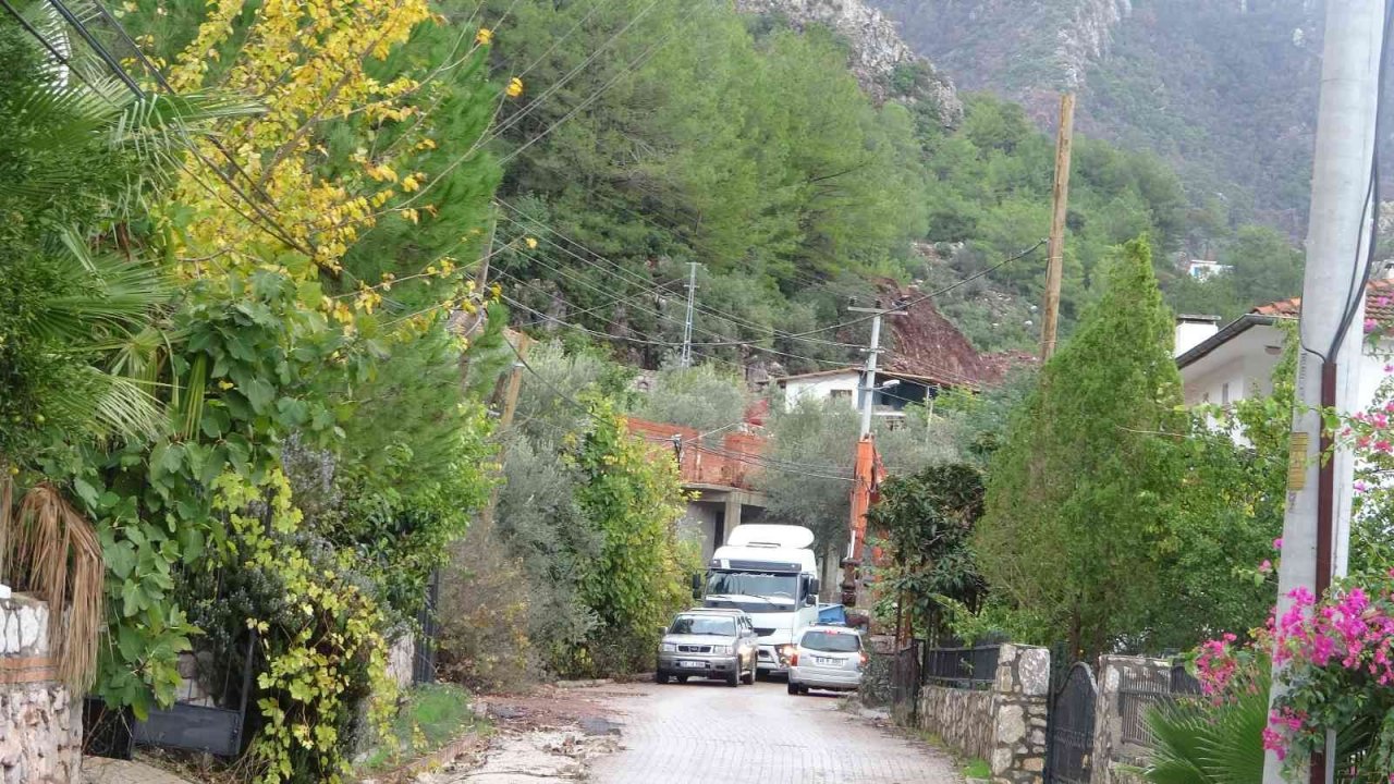 Dünyaca ünlü plajın bulunduğu mahallede yol sorunu için çözüm aranıyor