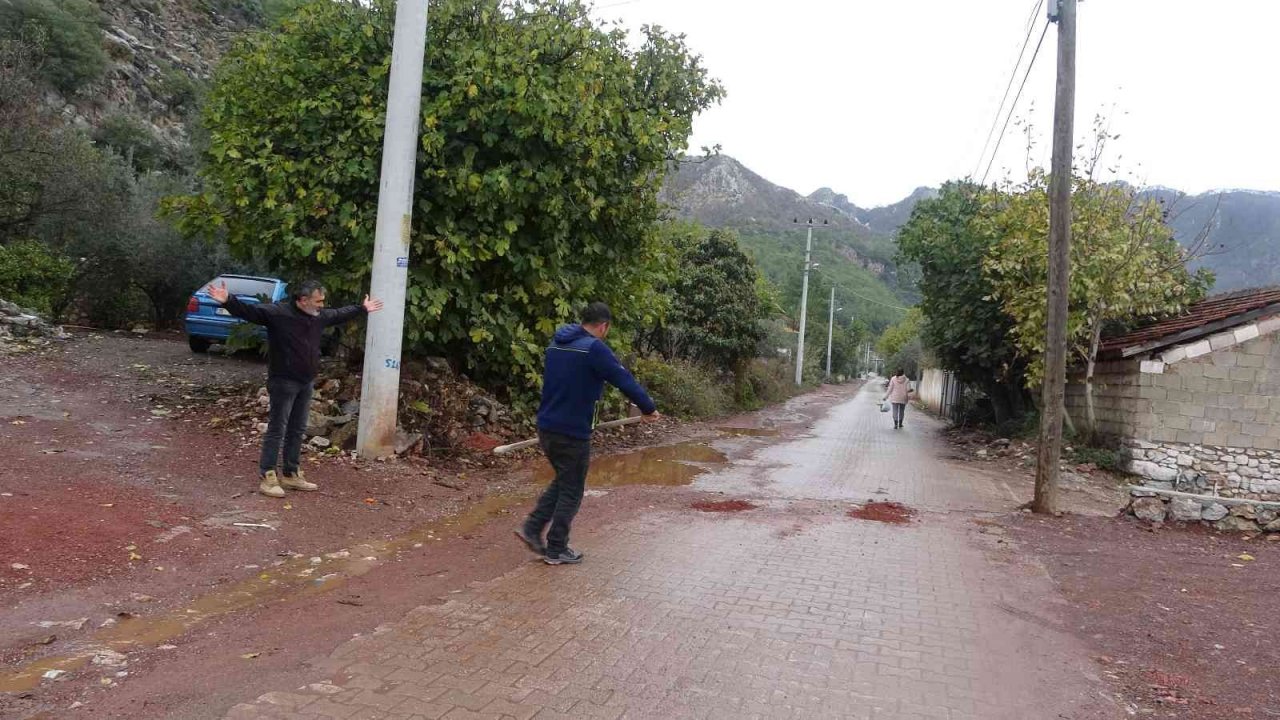Dünyaca ünlü plajın bulunduğu mahallede yol sorunu için çözüm aranıyor