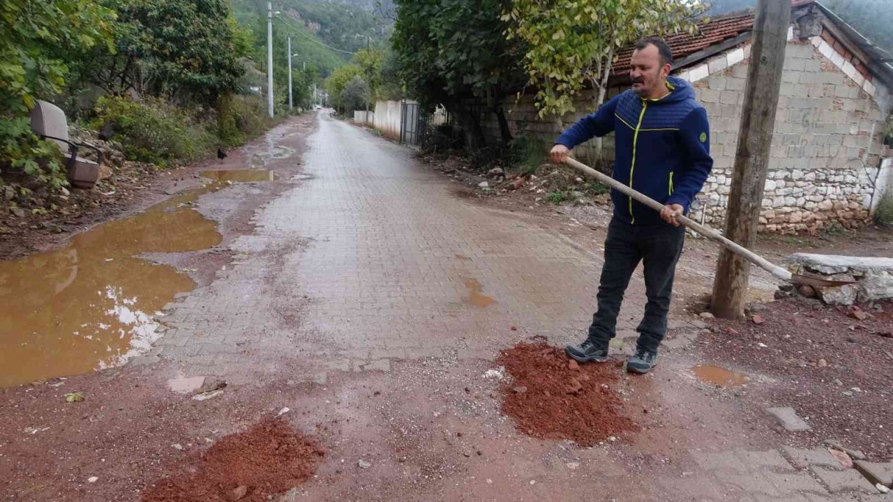 Dünyaca ünlü plajın bulunduğu mahallede yol sorunu için çözüm aranıyor