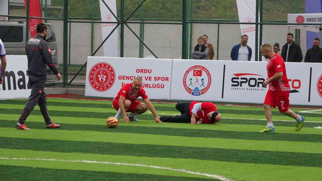 Görme engelli sporcular ile protokol arasında futbol maçı oynandı