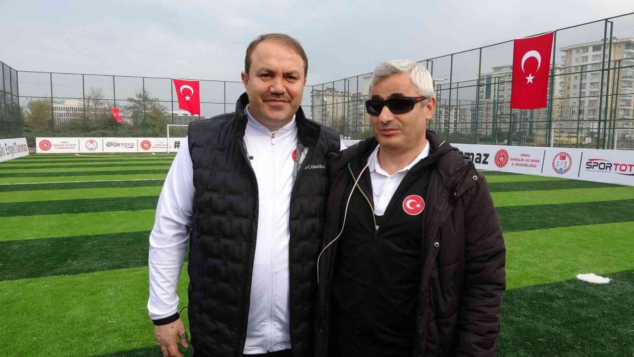 Görme engelli sporcular ile protokol arasında futbol maçı oynandı