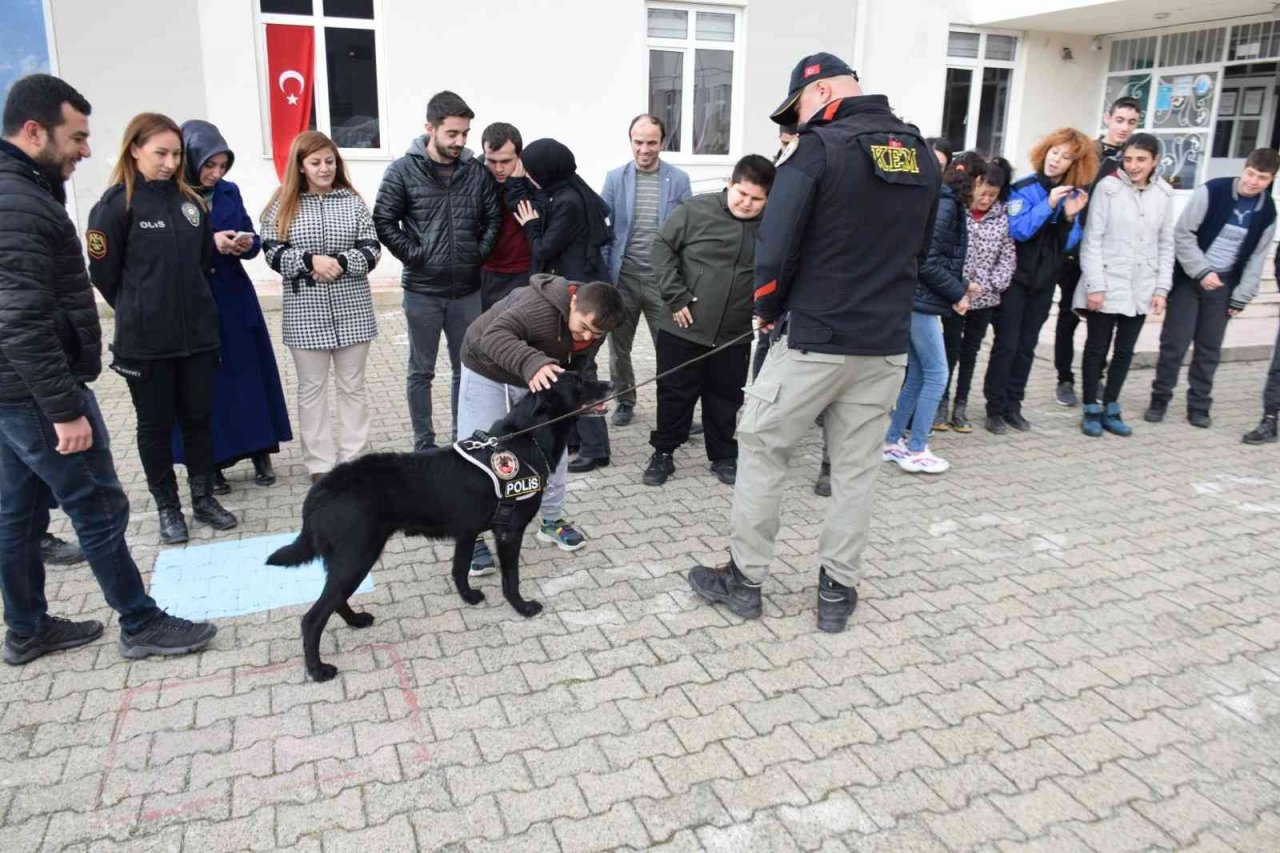 Artvin polisi 3 Aralık Dünya Engelliler Günü’nü unutmadı
