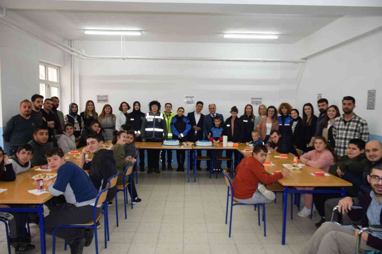 Artvin polisi 3 Aralık Dünya Engelliler Günü’nü unutmadı