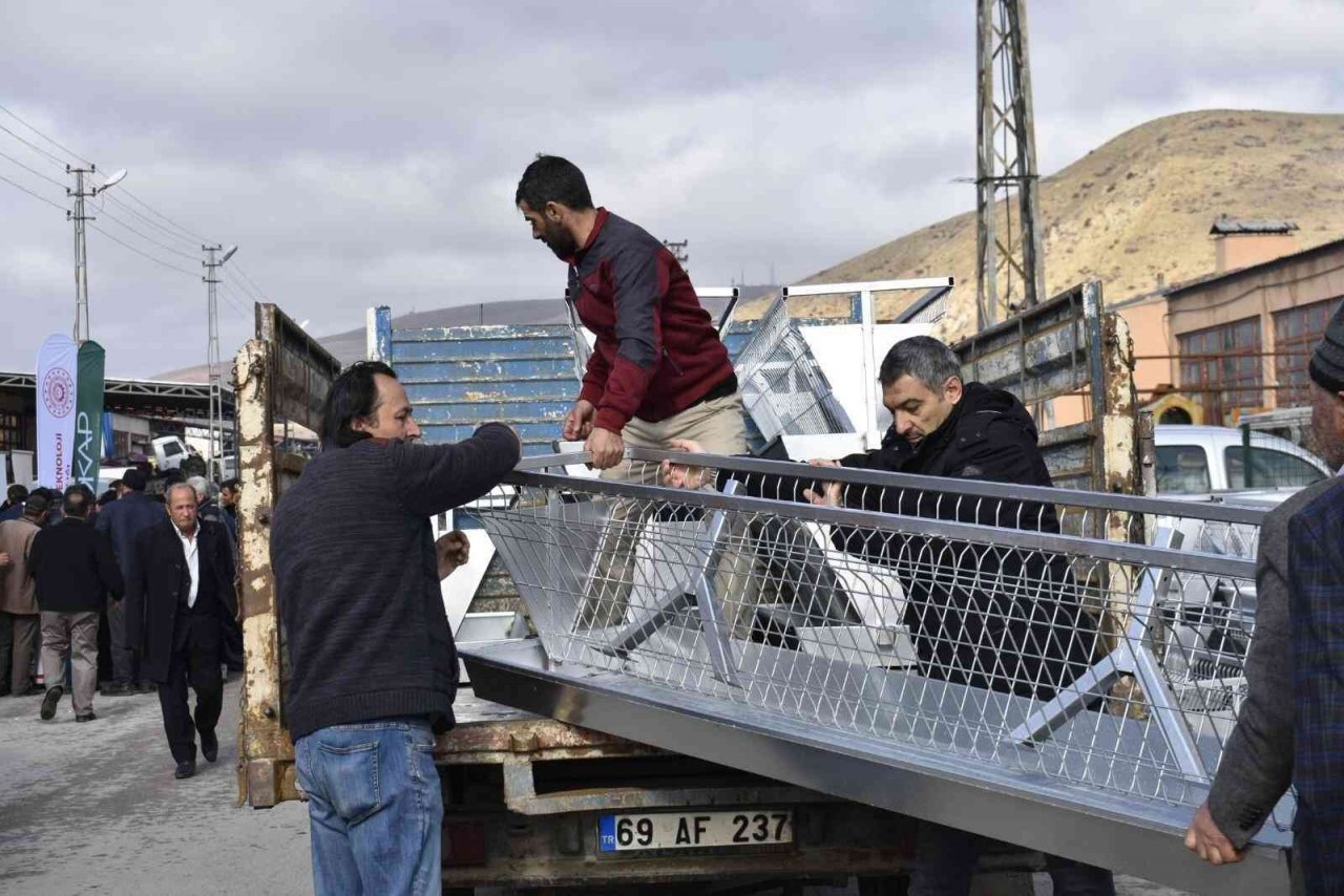 Bayburt’ta çiftçilere ekipman dağıtıldı