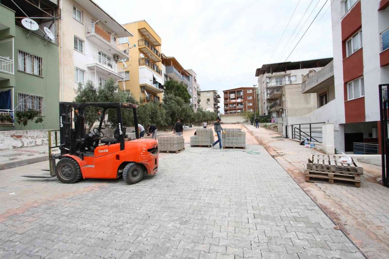 Bayraklı’da yol yenileme çalışmaları aralıksız sürüyor