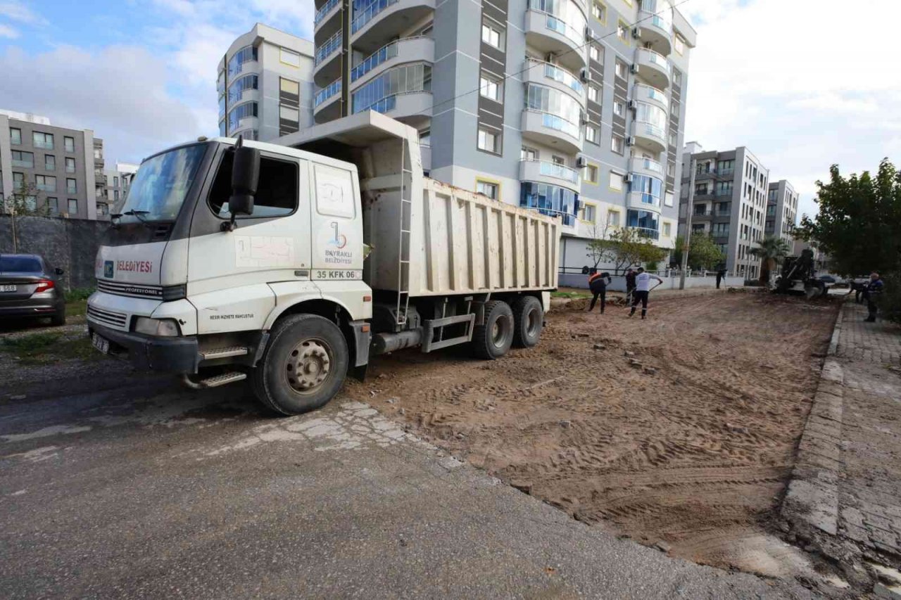 Bayraklı’da yol yenileme çalışmaları aralıksız sürüyor