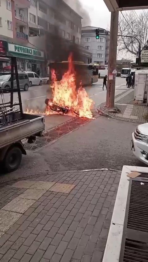 Bursa’da seyir halindeki motosiklet alev topuna döndü