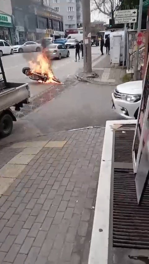 Bursa’da seyir halindeki motosiklet alev topuna döndü