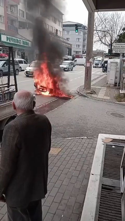 Bursa’da seyir halindeki motosiklet alev topuna döndü