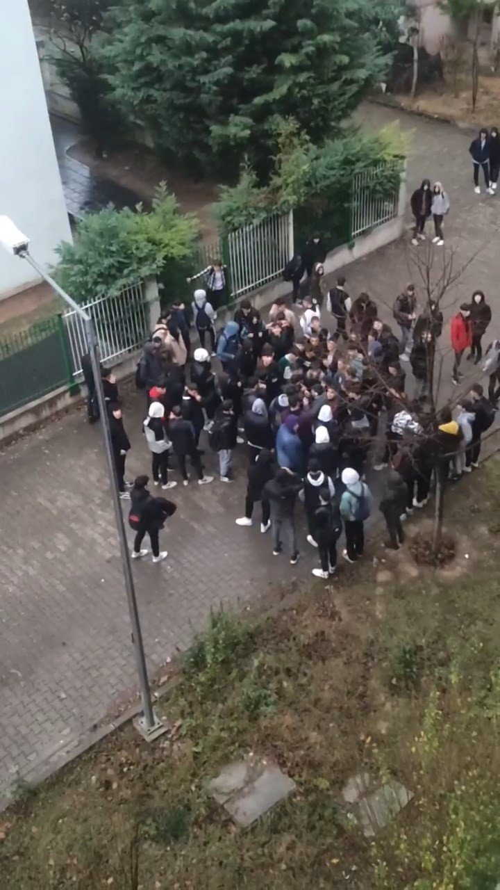 Bursa’da liseli gençlerin tartışma anları kameralarda