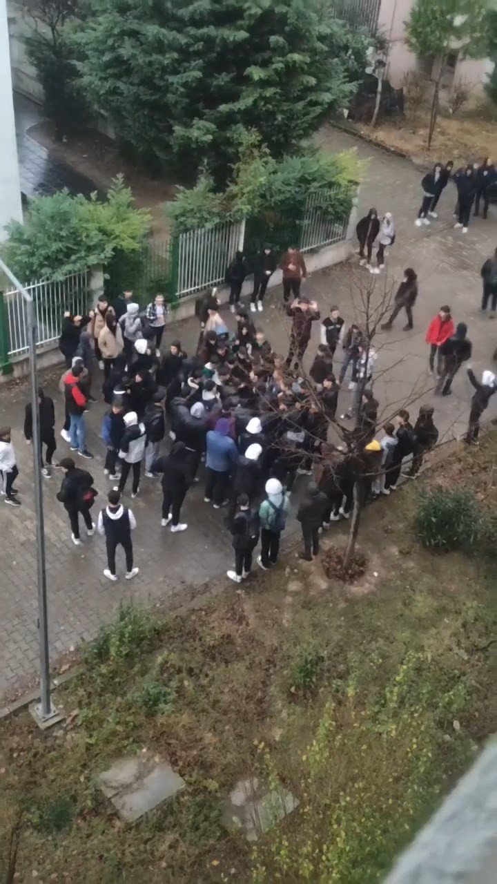 Bursa’da liseli gençlerin tartışma anları kameralarda