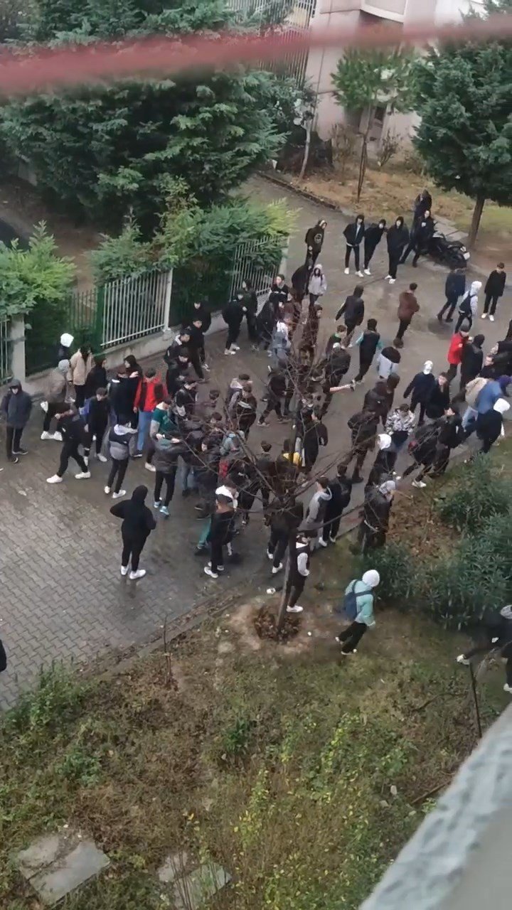 Bursa’da liseli gençlerin tartışma anları kameralarda