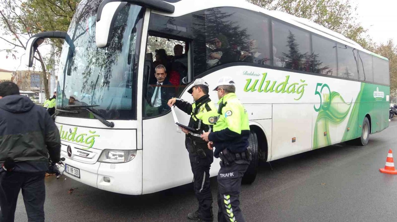 Polis, yolcu otobüslerini tek tek durdurdu...51 sürücüye ceza kesildi