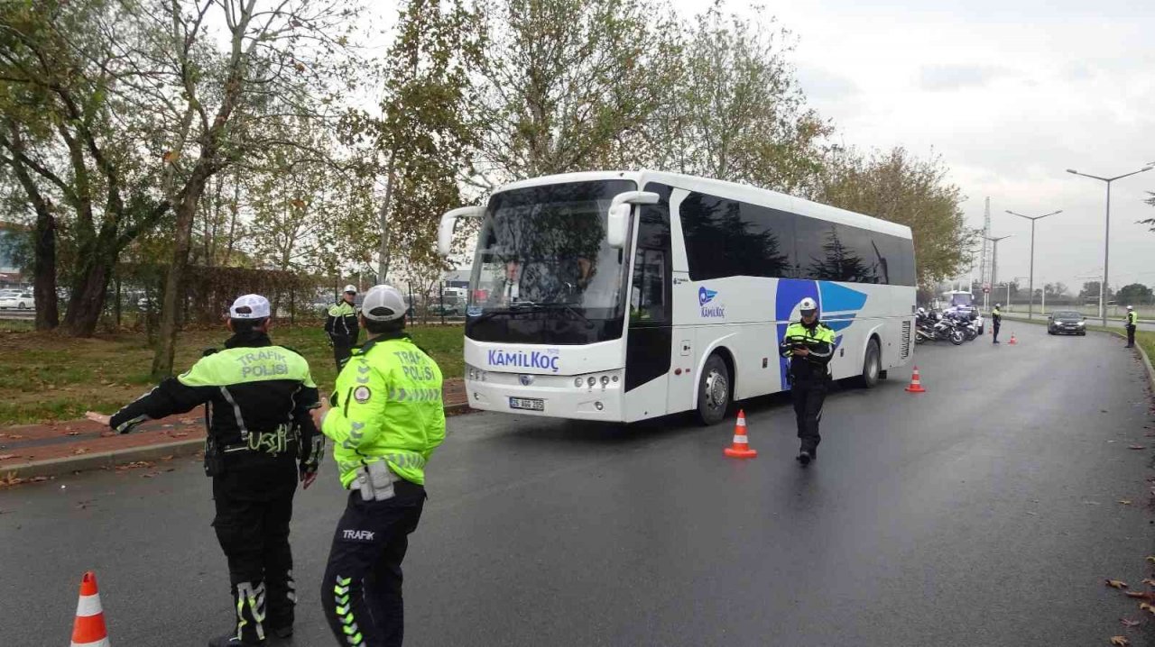 Polis, yolcu otobüslerini tek tek durdurdu...51 sürücüye ceza kesildi