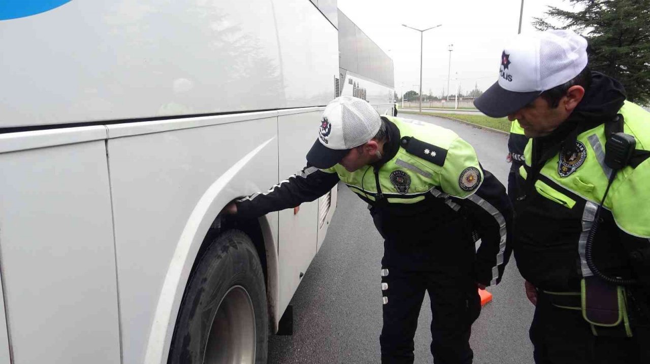 Polis, yolcu otobüslerini tek tek durdurdu...51 sürücüye ceza kesildi