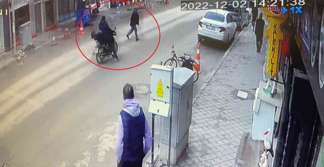 Motosiklet yaşlı adama çarptı, o anlar kameraya yansıdı