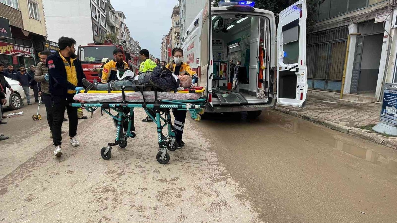 Motosiklet yaşlı adama çarptı, o anlar kameraya yansıdı