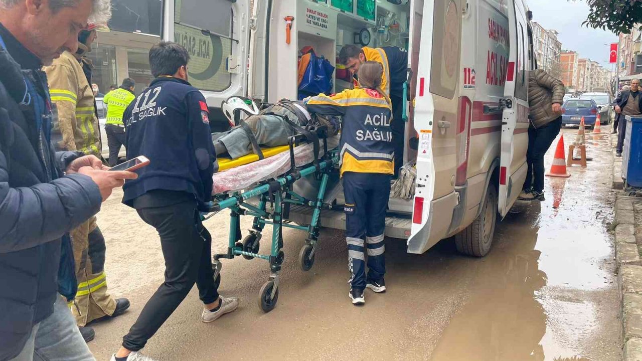 Motosiklet yaşlı adama çarptı, o anlar kameraya yansıdı