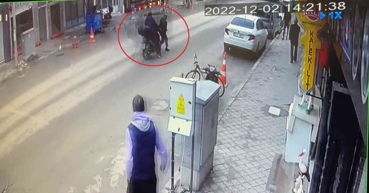 Motosiklet yaşlı adama çarptı, o anlar kameraya yansıdı