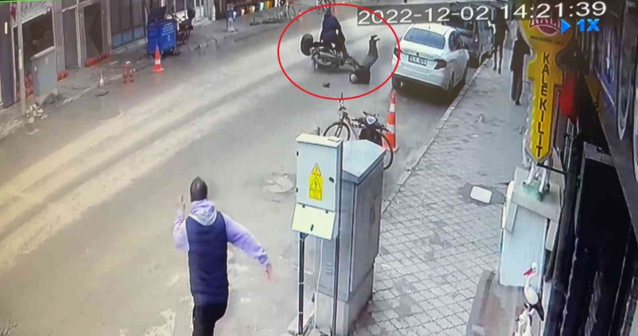 Motosiklet yaşlı adama çarptı, o anlar kameraya yansıdı