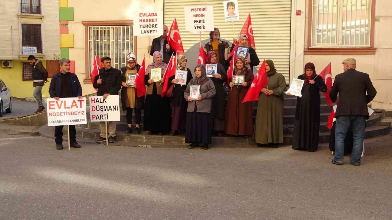 Evlat nöbetine bir yüreği yanık anne daha katıldı