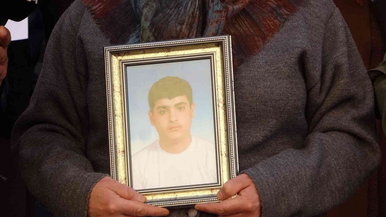 Evlat nöbetine bir yüreği yanık anne daha katıldı