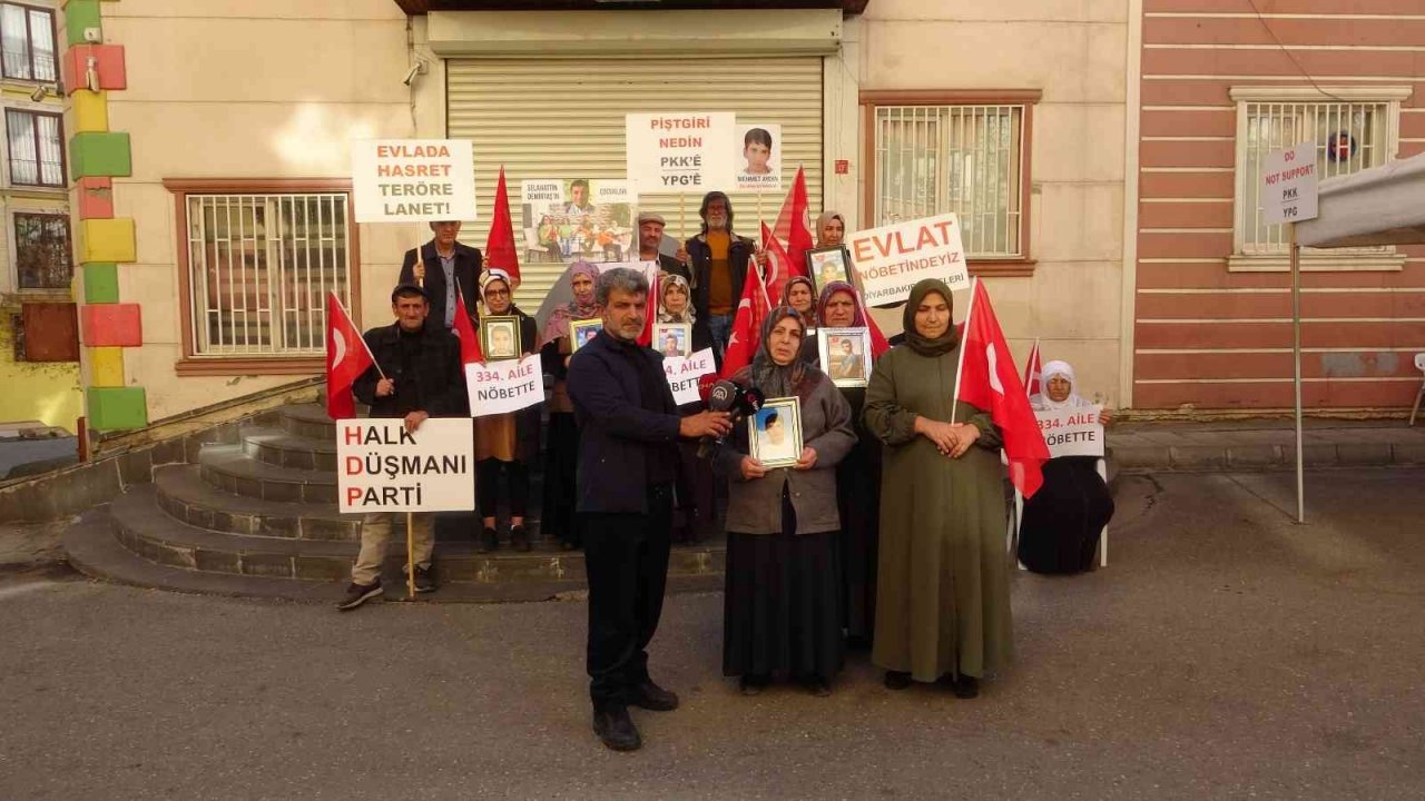 Evlat nöbetine bir yüreği yanık anne daha katıldı