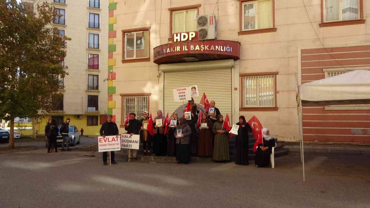 Evlat nöbetine bir yüreği yanık anne daha katıldı