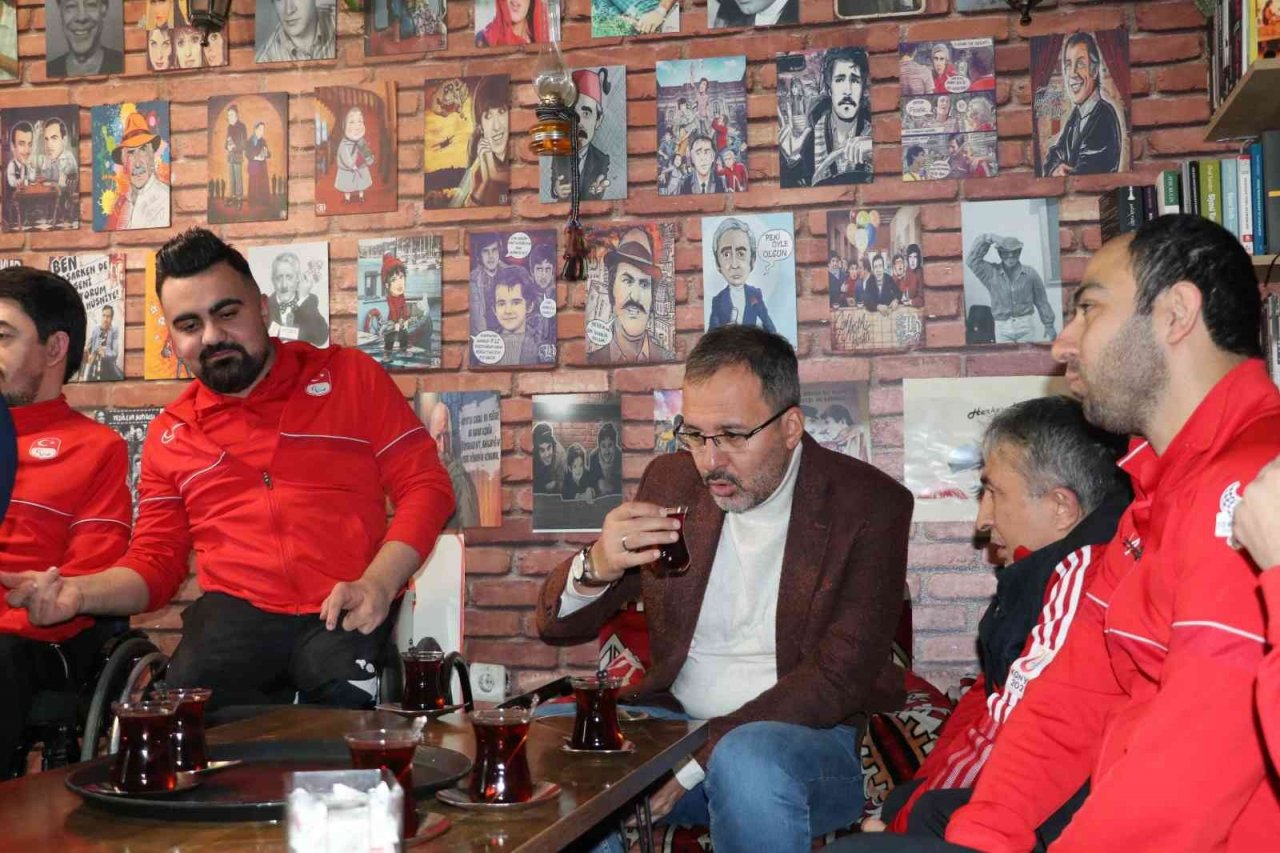 Engelli sporcular Bakan Kasapoğlu ile masa tenisi oynadı