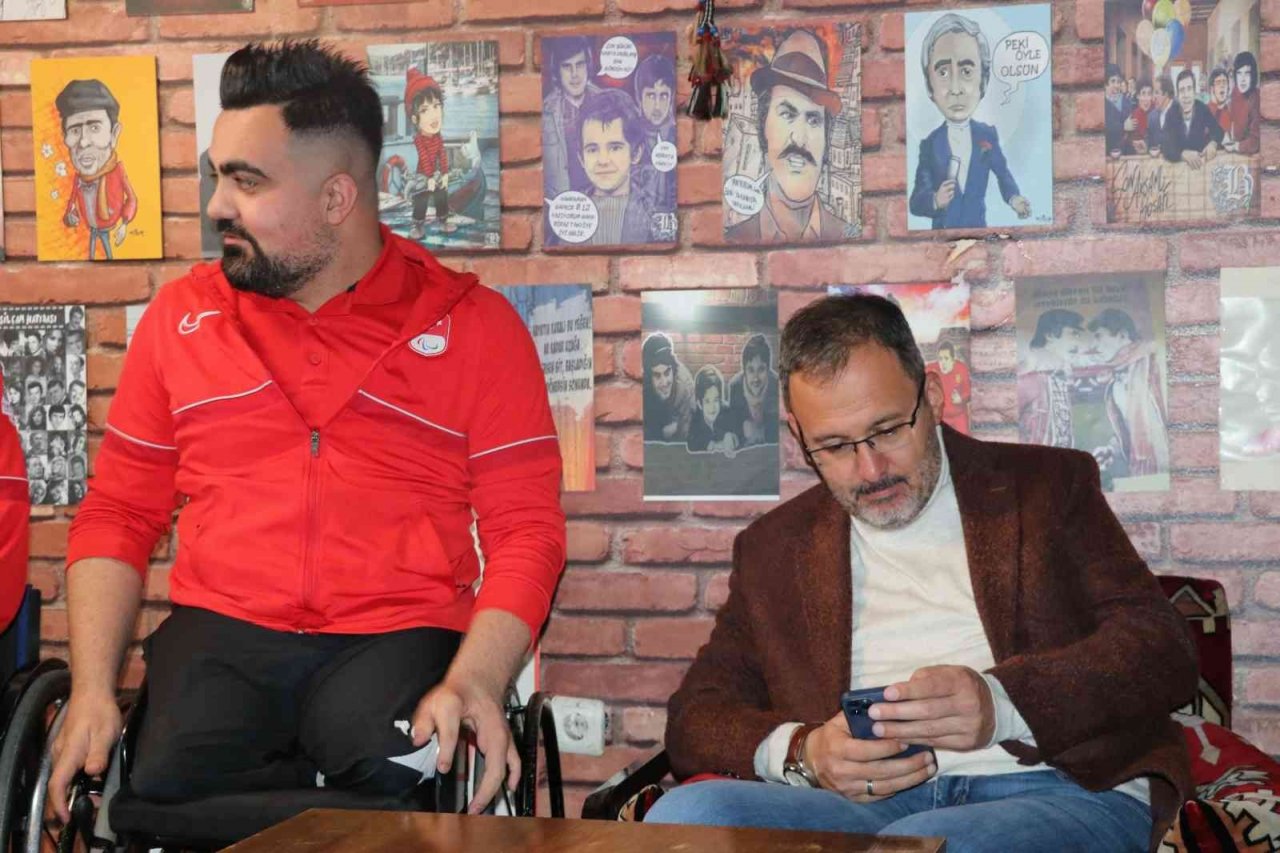 Engelli sporcular Bakan Kasapoğlu ile masa tenisi oynadı